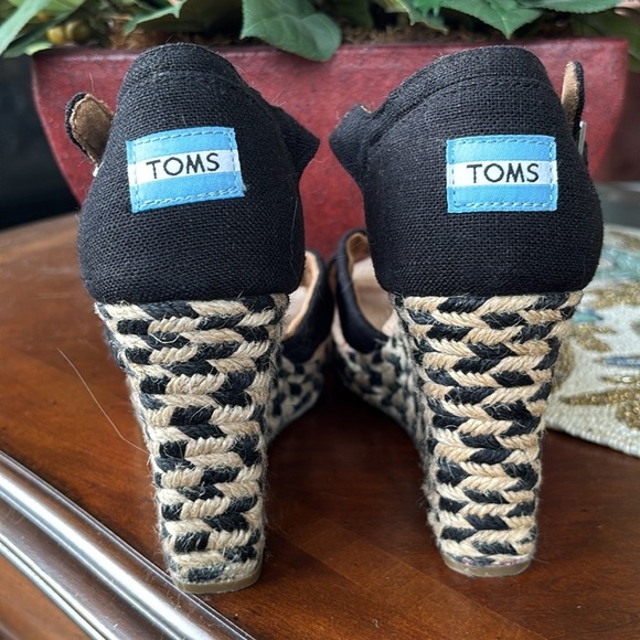Brand New Toms Black Canvas Chevron Wedge Sandals Espadrille Ankle Strap Heels - Picture 4 of 14